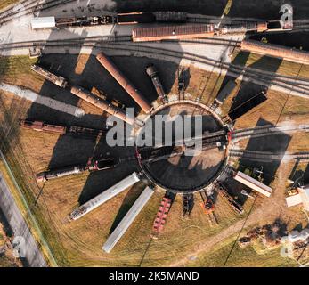 Eine Draufsicht auf eine Bahndrehscheibe mit Zügen auf den Gleisen an einem sonnigen Tag Stockfoto