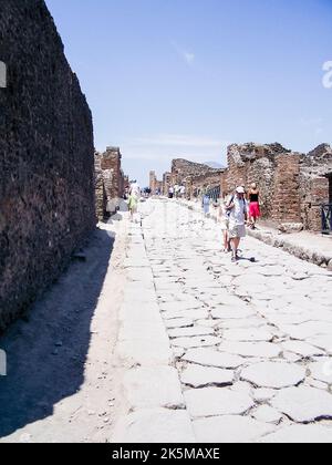 Gepflasterte Straße und Fußweg in einer Straße in Pompeji, Italien Stockfoto