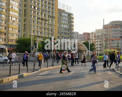 Menschen, die am 16. Mai 2022 zur Hauptverkehrszeit in Bukarest, Rumänien, die Straße überqueren, von der U-Bahn- oder Straßenbahnhaltestelle oder vom Obor-Markt kommen Stockfoto