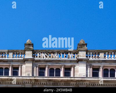 Geschnitzte Steinarbeiten auf dem Dach des alten Kaufhauses Robinson and Cleaver, Belfast, Nordirland Stockfoto