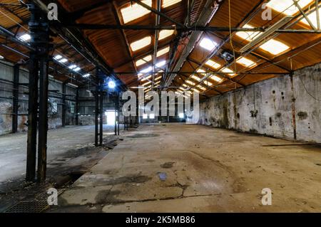 In einer verlassenen Lagerhausfabrik Stockfoto