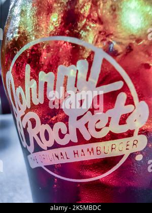 Logo an der Seite eines Glases in einer Filiale des Restaurants Johnny Rockets. Stockfoto