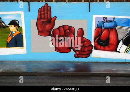 Neue Wandmalereien zu Beginn des Jahres 2010 am Ende Loyalist von Northumberland Street, Shankill Road, Belfast. Stockfoto