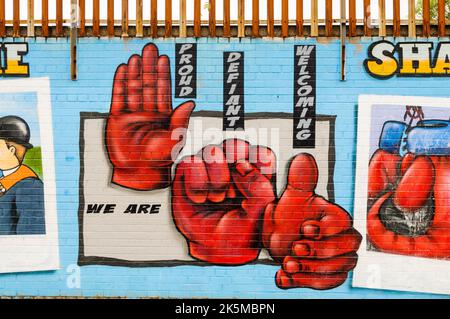 Wandbild begrüßen alle auf der Shankill Road. "Wir sind stolz, Skeptiker, Begrüßung" Stockfoto