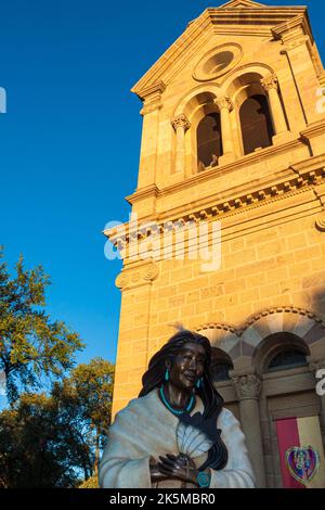 Statue von Kateri Tekakwitha, der ersten seligsprechenden amerikanischen Ureinwohner, Kathedrale von St. Francis de Assisi, Santa Fe, New Mexico, USA Stockfoto