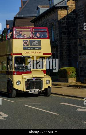 Vintage 1960 London Routemaster Doppeldeckerbus mit Passagieren auf dem offenen Oberdeck, der Harrogate verlässt, um zur York Racecourse, Harrogate, Großbritannien, zu fahren. Stockfoto