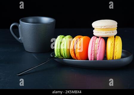 Bunte Macarons Kuchen. Kleine französische Kuchen. Süße und farbenfrohe französische Makronen Stockfoto