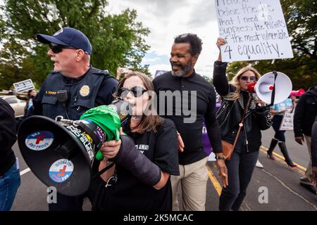 Washington, Usa. 08. Oktober 2022. Ein Demonstranten beim Marsch der Frauen marschiert vor Anti-Abtreibungsgegnerinnen zum US-Kapitol. Der marsch war das Vorzeigeereignis eines landesweiten Protestes der „Women's Wave“ in Hunderten von Städten in den Vereinigten Staaten am 8. Oktober 2022. (Foto von Allison Bailey/SOPA Images/Sipa USA) Quelle: SIPA USA/Alamy Live News Stockfoto