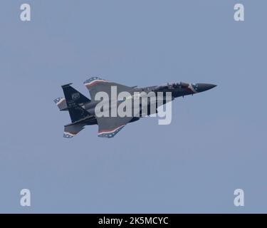 Auf der Farnborough International Air Show 2022 wird ein F15 Eagle-Düsenflugzeug des USAF 48. Fighter Wing präsentiert Stockfoto