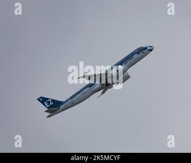 Ein Embraer E190-E2, der auf der Farnborough International Air Show 2022 fliegt Stockfoto