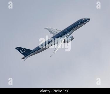 Ein Embraer E190-E2, der auf der Farnborough International Air Show 2022 fliegt Stockfoto