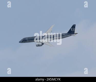 Ein Embraer E190-E2, der auf der Farnborough International Air Show 2022 fliegt Stockfoto