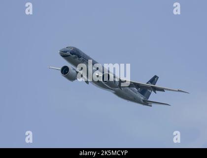 Ein Embraer E190-E2, der auf der Farnborough International Air Show 2022 fliegt Stockfoto