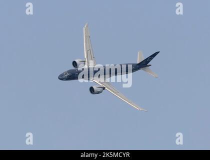 Ein Embraer E190-E2, der auf der Farnborough International Air Show 2022 fliegt Stockfoto