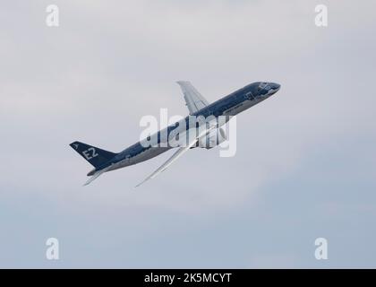 Ein Embraer E190-E2, der auf der Farnborough International Air Show 2022 fliegt Stockfoto