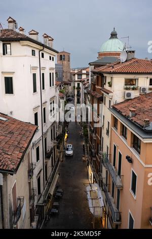 Vicenza, Italien - August 12 2022: Stadtbild mit der Contra Muschieria Straße in der Altstadt am Abend Stockfoto