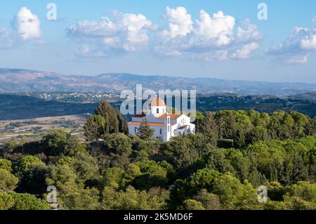 Luftaufnahme einer Kirche im Dorf Pano Theletra, Bezirk Pafos, Republik Zypern. Stockfoto