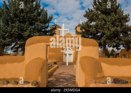 Das Eingangstor der Missionskirche San Francisco de Asís. Rancho de Taos, New Mexico, USA Stockfoto