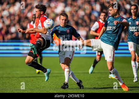 Rotterdam - Santiago Gimenez aus Feyenoord, Mathias Kjolo aus dem FC Twente, Robin Propper aus dem FC Twente während des Spiels zwischen Feyenoord und FC Twente am 9. Oktober 2022 im Stadion Feijenoord De Kuip in Rotterdam, Niederlande. (Box zu Box Pictures/Tom Bode) Stockfoto