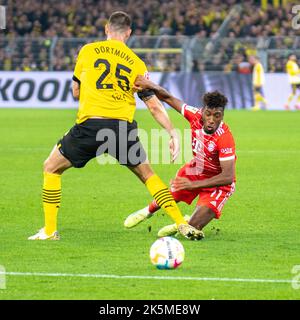 Dortmund, Nordrhein-Westfalen, Deutschland. 8. Oktober 2022. Borussia Dortmund-Verteidiger NIKLAS SULE (25, links) verteidigt am 8. Oktober 2022 den Ball gegen den FC Bayern München-Spieler KINGSLEY JUNIOR COMAN (11, rechts) beim Spiel Borussia Dortmund gegen den FC Bayern München im Signal Iduna Park in Dortmund. (Bild: © Kai Dambach/ZUMA Press Wire) Bild: ZUMA Press, Inc./Alamy Live News Stockfoto