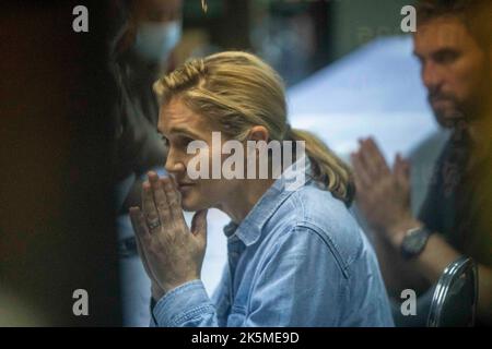 9. Oktober 2022, Uthai Sawan, Nong Bua Lamphu, Thailand: Die CNN-Reporterin Anna Coren und der Kameramann Daniel Hodge sitzen in einem Verwaltungsgebäude in der Nähe des Massakers in der Kindertagesstätte, wo sie 2 Tage zuvor unrechtmäßig einen Nachrichtenfilm gedreht haben. (Bild: © Adryel Talamantes/ZUMA Press Wire) Bild: ZUMA Press, Inc./Alamy Live News Stockfoto