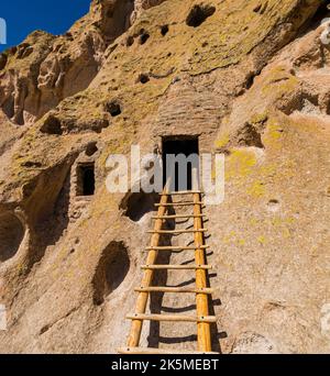 Leiter führt in die Überreste der antiken Puebloan Cave Behausungen, Bandeler National Monument, New Mexico, USA Stockfoto