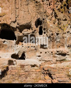 Überreste alter Puebloan Cave Behausungen, Bandeler National Monument, New Mexico, USA Stockfoto