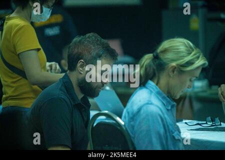 9. Oktober 2022, Uthai Sawan, Nong Bua Lamphu, Thailand: Die CNN-Reporterin Anna Coren und der Kameramann Daniel Hodge sitzen in einem Verwaltungsgebäude in der Nähe des Massakers in der Kindertagesstätte, wo sie 2 Tage zuvor unrechtmäßig einen Nachrichtenfilm gedreht haben. (Bild: © Adryel Talamantes/ZUMA Press Wire) Bild: ZUMA Press, Inc./Alamy Live News Stockfoto