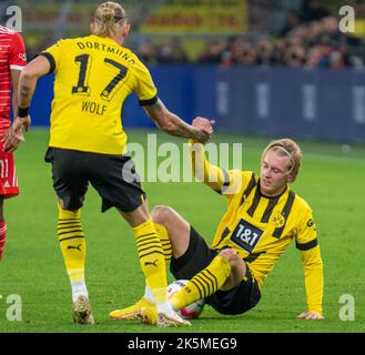 Dortmund, Nordrhein-Westfalen, Deutschland. 8. Oktober 2022. Der Borussia-Dortmunder MARIUS WOLF (17, links) hilft Teamkollegen JULIAN BRANDT (19, rechts) beim Spiel Borussia Dortmund gegen den FC Bayern München am 8. Oktober 2022 im Signal Iduna Park in Dortmund. (Bild: © Kai Dambach/ZUMA Press Wire) Bild: ZUMA Press, Inc./Alamy Live News Stockfoto