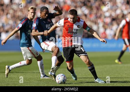 ROTTERDAM - (lr), Joshua Brenet vom FC Twente, Orkun Kokcu von Feyenoord während des niederländischen Eredivisie-Spiels zwischen Feyenoord und FC Twente am 9. Oktober 2022 in Rotterdam, Niederlande. ANP PIETER STAM DE YOUNG Stockfoto