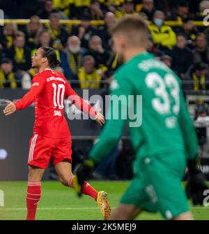 Dortmund, Nordrhein-Westfalen, Deutschland. 8. Oktober 2022. Der FC Bayern München Spieler LEROY SANE (10, links) feiert sein Tor vor den FC Bayern München Fans, als Borussia Dortmund-Torwart ALEXANDER MEYER (33, rechts) am 8. Oktober 2022 im Signal Iduna Park in Dortmund das Spiel Borussia Dortmund gegen den FC Bayern München beobachtet. (Bild: © Kai Dambach/ZUMA Press Wire) Bild: ZUMA Press, Inc./Alamy Live News Stockfoto