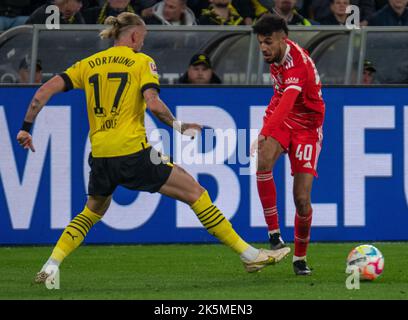 Dortmund, Nordrhein-Westfalen, Deutschland. 8. Oktober 2022. Borussia Dortmund-Verteidiger MARIUS WOLF (17) enteignet sich am 8. Oktober 2022 im Signal Iduna Park in Dortmund gegen den FC Bayern München-Spieler NOUASSIR MAZRAOUI (40, rechts). (Bild: © Kai Dambach/ZUMA Press Wire) Bild: ZUMA Press, Inc./Alamy Live News Stockfoto