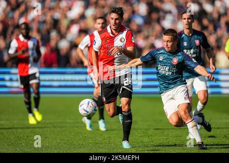 Rotterdam - Santiago Gimenez von Feyenoord, Mathias Kjolo vom FC Twente während des Spiels zwischen Feyenoord und FC Twente im Stadion Feijenoord De Kuip am 9. Oktober 2022 in Rotterdam, Niederlande. (Box zu Box Pictures/Tom Bode) Stockfoto