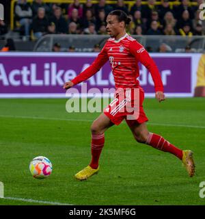 Dortmund, Nordrhein-Westfalen, Deutschland. 8. Oktober 2022. Der FC Bayern München Spieler LEROY SANE (10) läuft am 8. Oktober 2022 im Signal Iduna Park in Dortmund im Spiel Borussia Dortmund gegen den FC Bayern München auf das Tor. (Bild: © Kai Dambach/ZUMA Press Wire) Bild: ZUMA Press, Inc./Alamy Live News Stockfoto