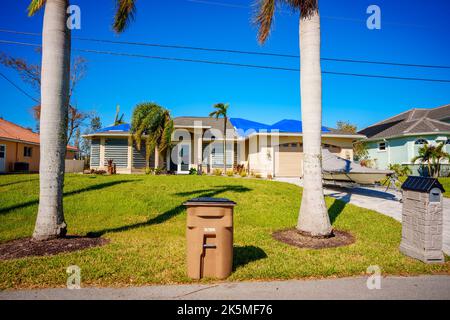 Punta Gorda, FL, USA - 8. Oktober 2022: Foto eines Hauses mit blauer Dachplane aus der Zeit nach dem US-amerikanischen Hordanbau Stockfoto