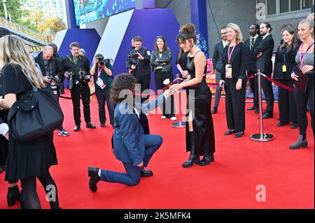 London, Großbritannien. 9. Okt 2022. Manal Issa besucht die Schwimmer - UK Premiere des BFI London Film Festival’s 2022 am 9.. Oktober 2022 in der South Bank, Royal Festival Hall, London, Großbritannien. Quelle: Siehe Li/Picture Capital/Alamy Live News Stockfoto