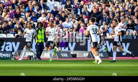 London, Großbritannien. 10. Oktober 2022. London, Großbritannien. 9. Oktober 2022. Der FC Fullham feiert, dass Andreas Pereira vom FC Fullham am 9. Oktober 2022 beim Premier League-Spiel zwischen West Ham United und Fulham im Londoner Stadion, Queen Elizabeth Olympic Park, London, England, das Eröffnungstor erzielt. Foto von Phil Hutchinson. Nur zur redaktionellen Verwendung, Lizenz für kommerzielle Nutzung erforderlich. Keine Verwendung bei Wetten, Spielen oder Veröffentlichungen einzelner Clubs/Vereine/Spieler. Kredit: UK Sports Pics Ltd/Alamy Live Nachrichten Stockfoto