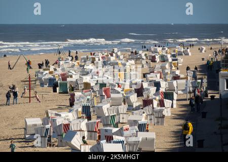 Baltrum, Deutschland. 09. Oktober 2022. Herbsturlauber genießen die leichte Brise und Wärme am Strand der ostfriesischen Insel Baltrum, 09.10.2022. Quelle: Jürgen Schwarz/Alamy Live News Stockfoto