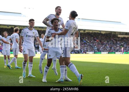 London, Großbritannien. 9. Okt 2022. 9.. Oktober 2022; Selhurst Park, Crystal Palace, London, England; Premier League Fußball, Crystal Palace gegen Leeds United: Pascal Struijk von Leeds United feiert mit seinen Teamkollegen nach einem Tor von 1. in der 10. Minute, um es 0-1 zu erreichen.Credit: Action Plus Sports Images/Alamy Live News Stockfoto