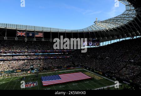 Die amerikanische Flagge auf dem Spielfeld während der Nationalhymnen während des NFL International Spiels im Tottenham Hotspur Stadium, London. Bilddatum: Sonntag, 9. Oktober 2022. Stockfoto