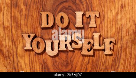 Do IT Yourself - Text auf Holz Nahaufnahme Stockfoto