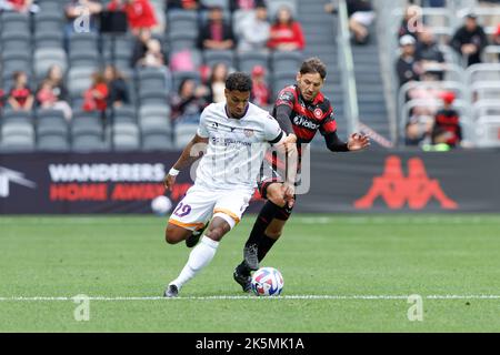 SYDNEY, AUSTRALIEN - 9. OKTOBER: Milos Ninkovic von Western Sydney Wanderers tritt beim Spiel zwischen Western Sydney Wanderers FC und Perth Glory am 9. Oktober 2022 im CommBank Stadium in Sydney, Australien, um den Ball mit Darryl Lachman von Perth Glory an. Quelle: IOIO IMAGES/Alamy Live News Stockfoto