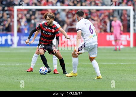 SYDNEY, AUSTRALIEN - 9. OKTOBER: Milos Ninkovic vom Western Sydney Wanderers FC kontrolliert den Ball während des Spiels zwischen dem Western Sydney Wanderers FC und Perth Glory im CommBank Stadium am 9. Oktober 2022 in Sydney, Australien Credit: IOIO IMAGES/Alamy Live News Stockfoto