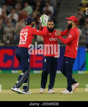 Optus Stadium, Perth, Australien. 9. Oktober 2022. T20 internationale Cricket-Saison Australien gegen England; Adil Rashid aus England feiert Bowling Mitch Marsh Credit: Action Plus Sports/Alamy Live News Stockfoto