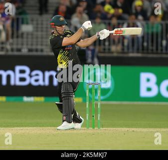 Optus Stadium, Perth, Australien. 9. Oktober 2022. T20 internationale Cricket Australien gegen England; Mitch Marsh von Australien verliert den Griff des Schlägers Credit: Action Plus Sports/Alamy Live News Stockfoto