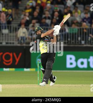 Optus Stadium, Perth, Australien. 9. Oktober 2022. T20 internationale Cricket Australien gegen England; Nathan Ellis aus Australien trifft sich Credit: Action Plus Sports/Alamy Live News Stockfoto