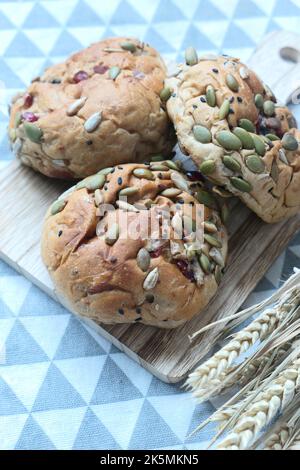 Sonnenblumenkerne und Cranberry gebackenes Brot auf einem Holzbrett Stockfoto