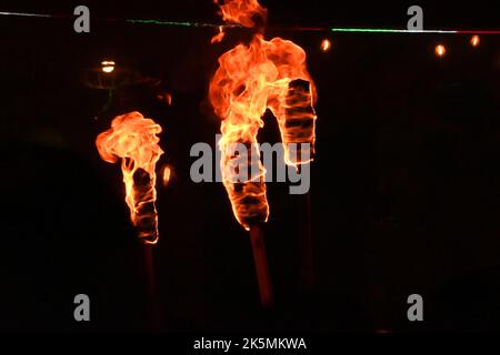 Die brennenden Fackeln auf dem schwarzen Hintergrund in der Nacht Stockfoto