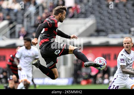 Sydney, Australien. 8.. Oktober 2022 : CommBank Stadium, Sydney, Australien; A-League Football Western Sydney Wanderers gegen Perth FC; Milos Ninkovic von Western Sydney Wanderers springt den Ball zu Volley Credit: Action Plus Sports Images/Alamy Live News Stockfoto