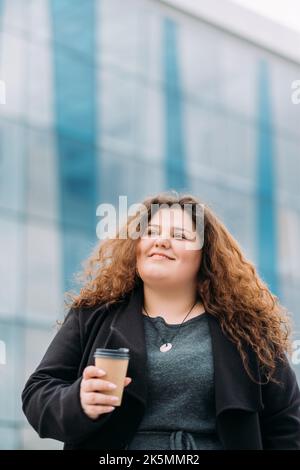 Kaffee-Liebhaber erfreut kurvige Frau genießen Moment Stockfoto